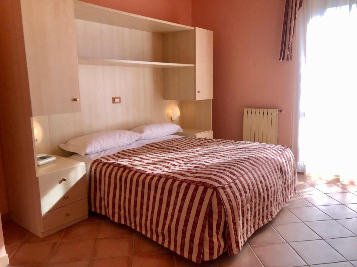 Hotel Di Rocco Лорето Апрутино Екстериор снимка